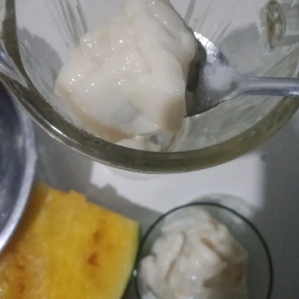 Masukkan sirsak dan semangka ke dalam blender.
