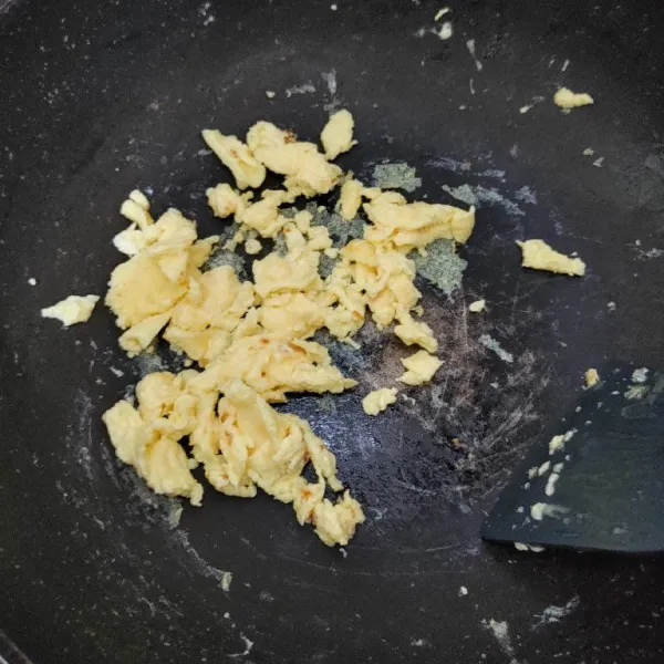 Kocok 1 butir telur, tambahkan susu dan garam. Kocok sampai rata, lalu masukkan ke dalam wajan lalu buat orak-arik, kemudian angkat.