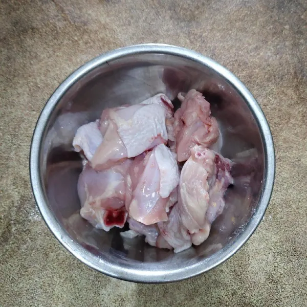 Cuci bersih ayam dan potong menjadi 7 bagian atau sesuaikan selera.