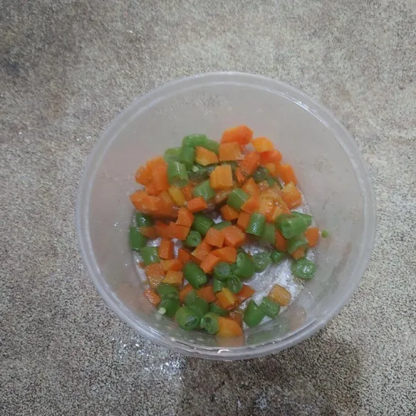 Siapkan sayuran yang sudah di blansir dan dibekukan, simpan pada suhu ruang sebelum dimasak.