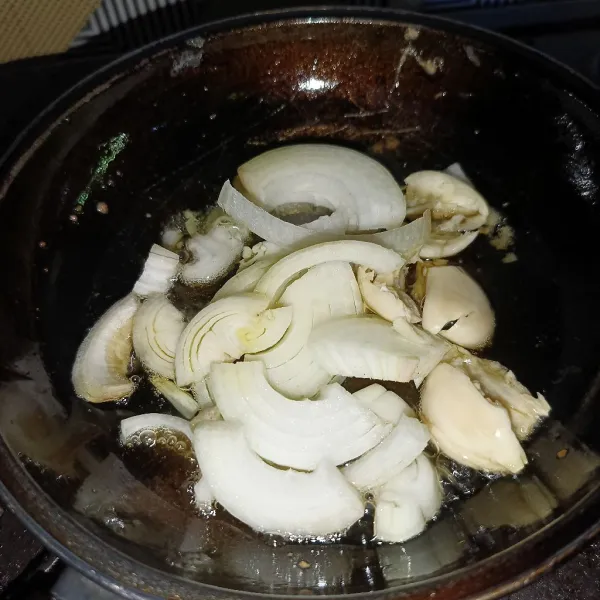 Potong-potong bawang bombay, geprek bawang putih dan jahe, lalu tumis sampai harum.