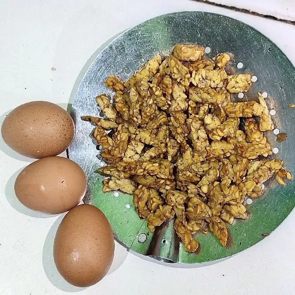 Siapkan telur, dan iris-iris tempe secara tidak beraturan lalu goreng.