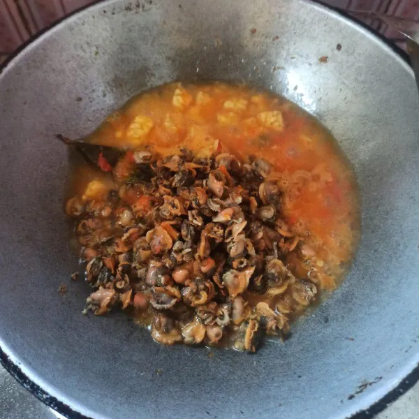 Setelah bumbu matang, tambahkan air secukupnya kemudian masukkan tempe dan kerang. Masukkan garam, gula dan kaldu jamur, masak hingga bumbu meresap.