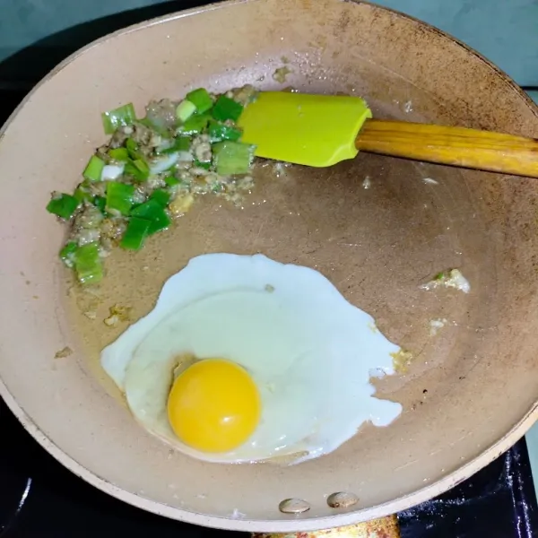 Kemudian tambahkan telur dan daun prei aduk sampai rata.