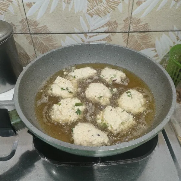 Panaskan minyak goreng, lalu ambil adonan satu sendok makan, goreng secukupnya.