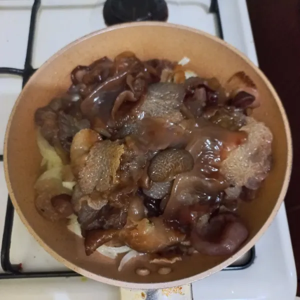 Masukkan jamur kuping pada wajan.