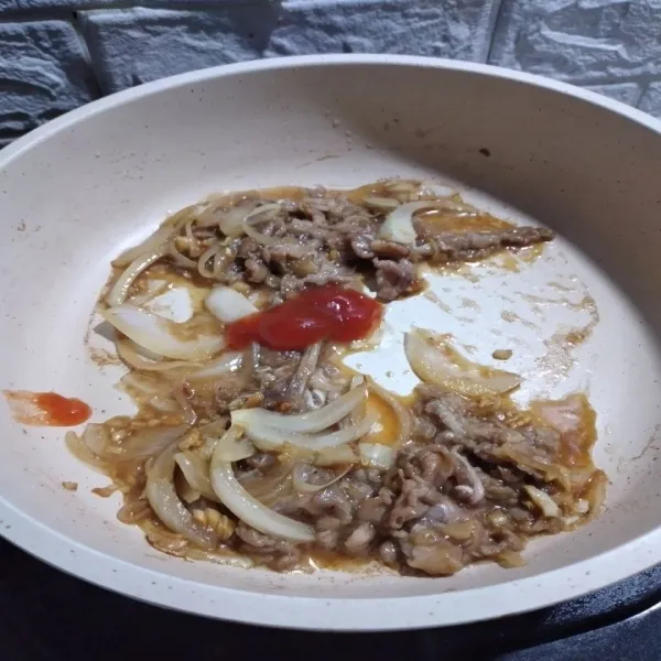 Masukkan daging beserta bumbu saos kecap, tambahan saos sambal, aduk hingga daging matang.