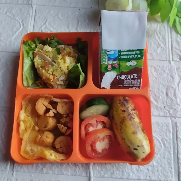 Tata di kotak bekal dengan pelengkapnya.