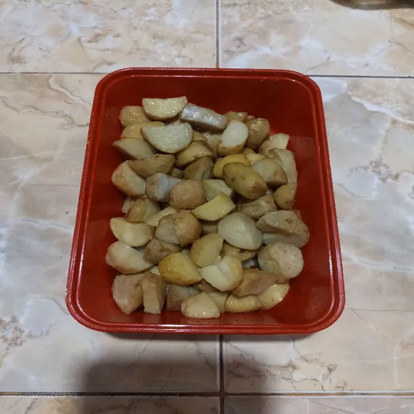 Potong kentang kecil-kecil kemudian goreng hingga setengah kering. Angkat.