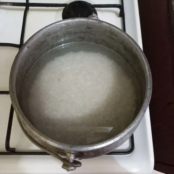 Tuang beras yang telah dicuci pada kastrol panci liwet, beri air secukupnya.