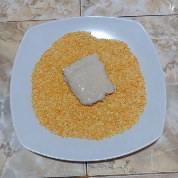 Balur tempe dengan tepung panir hingga rata.