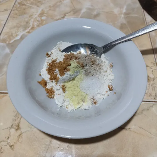 Campurkan tepung terigu, bawang putih bubuk, garam, lada dan kaldu bubuk. Aduk rata.