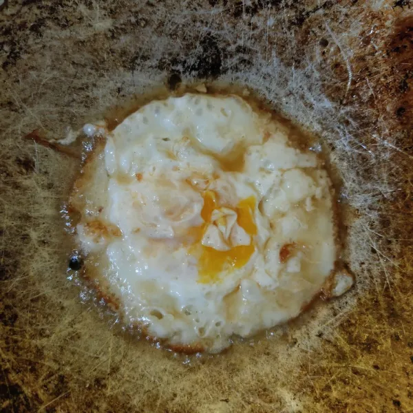 Ceplok telur setengah matang, sajikan dengan nasi.