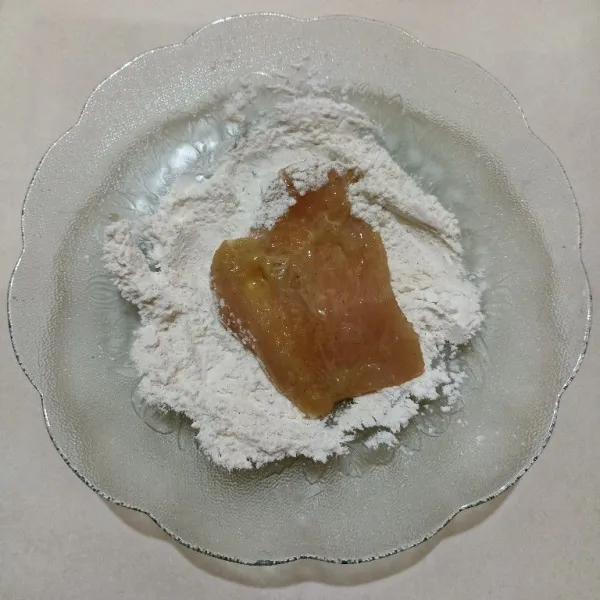 Balurkan ayam ke dalam campuran tepung merata.