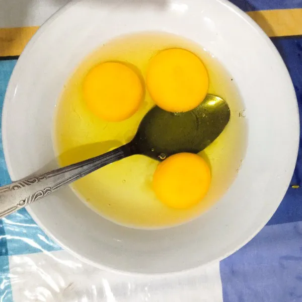 Siapkan mangkuk, Pecahkan telur.