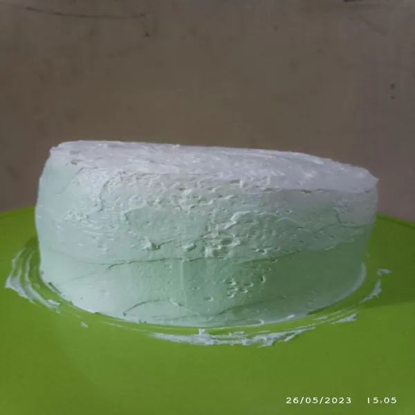Beri butter cream homemade keseluruh cake. Gunakan warna gradasi. Putih bagian atas, Hijau mudah dan hijau agak tua.