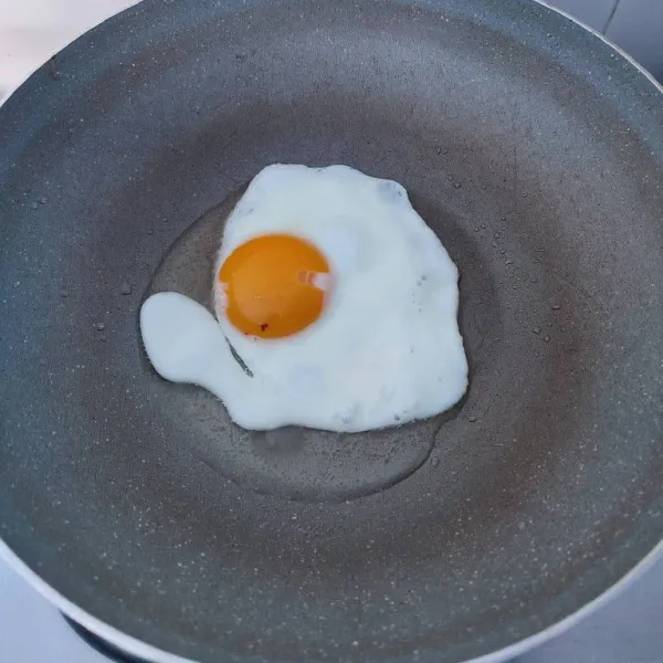 Goreng telur ayam satu demi satu hingga matang, tiriskan.