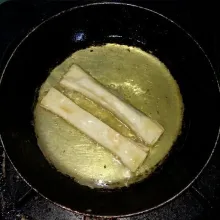 Goreng hingga warnanya coklat muda.