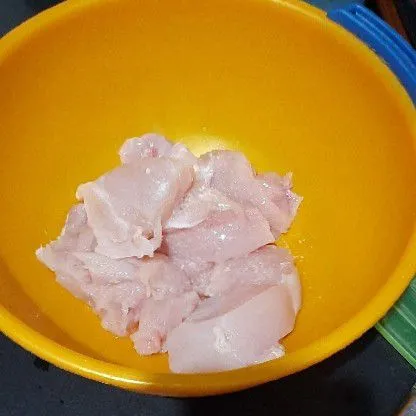 Siapkan dan potong ayam fillet