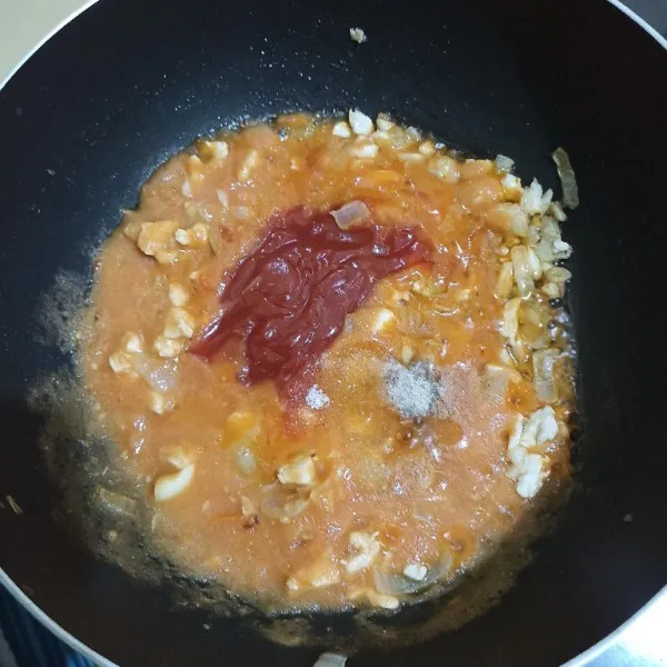 Tambahkan pasta tomat, saus tomat, garam, gula, lada bubuk, dan oregano. Aduk merata. Masak sampai kental dan meletup.
