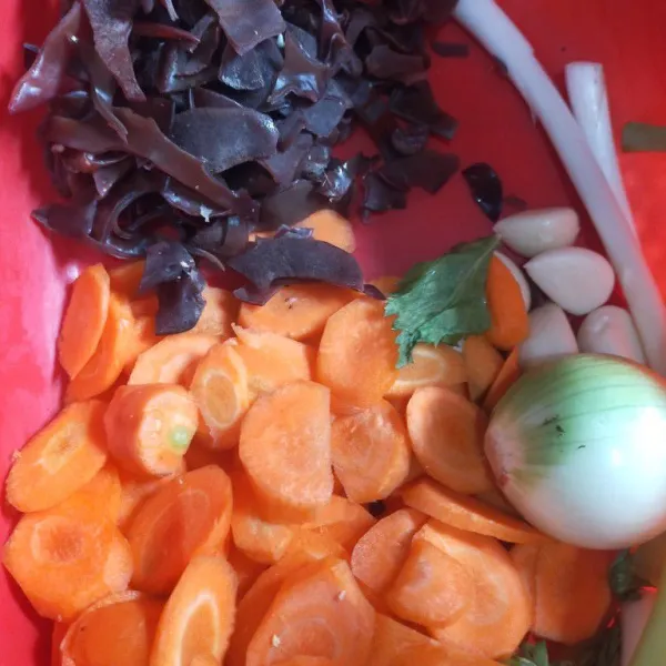 Siapkan semua bahan, potong serong wortelnya kemudian cincang bawang bombay dan bawang putih. Tumis bawang putih dan bawang bombay hingga harum. Sisihkan terlebih dahulu.