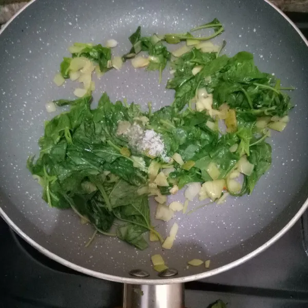 Masukkan bayam dan bumbui garam lada. Masak hingga setengah matang lalu angkat.