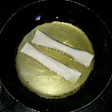Goreng ke dalam minyak panas.