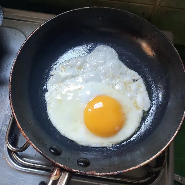 Ceplok telur masak sampai tingkat kematangan yang diinginkan.