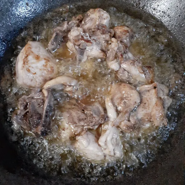 Marinasi daging ayam dengan garam halus, asam jawa dan diamkan dikulkas bagian chiller selama 10 menit. Lalu goreng dengan api sedang hingga setengah matang dan sisihkan.