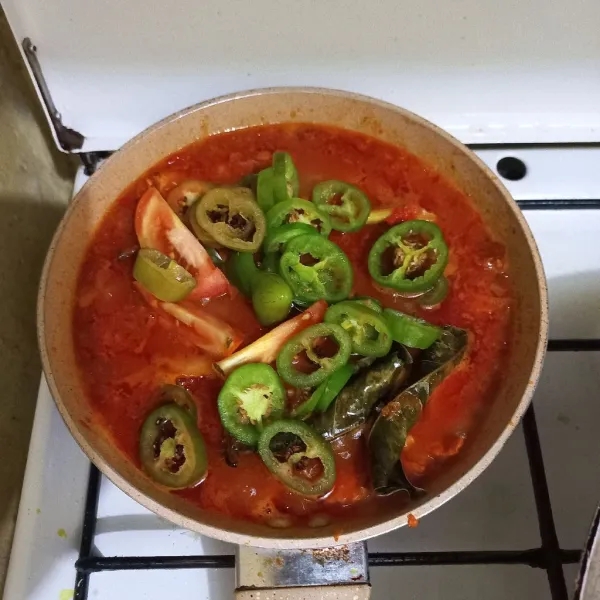Masukkan irisan cabe gendot dan tomat merah, masak hingga matang.