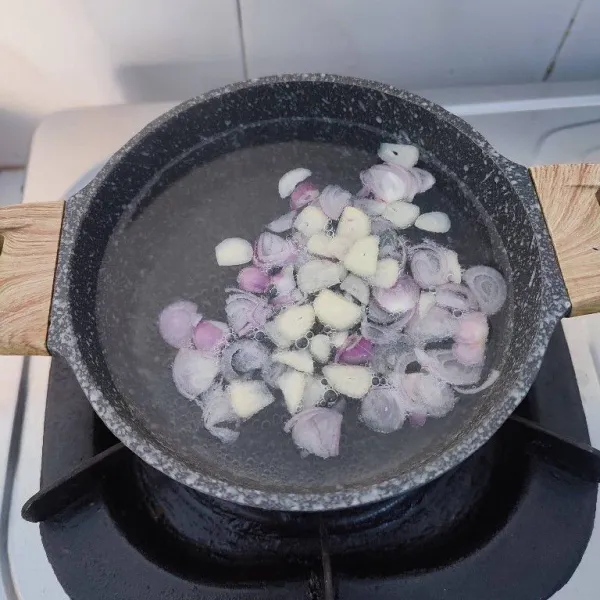 Kemudian rebus air, bawang merah dan bawang putih hingga mendidih.