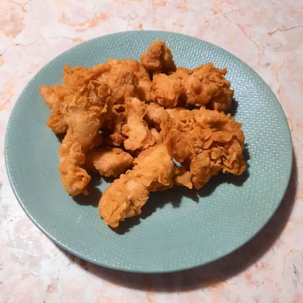 Siapkan chicken popcorn cruchy untuk ditata dikotak bekal.