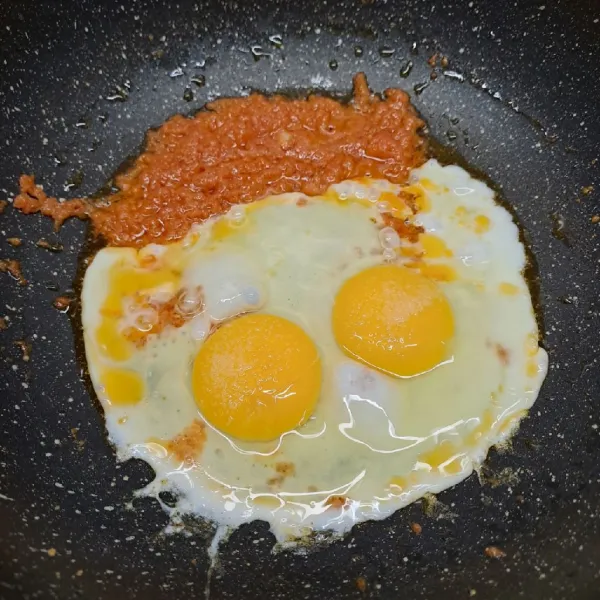 Masukkan telur dan sejumput garam. Bikin orak arik telur.