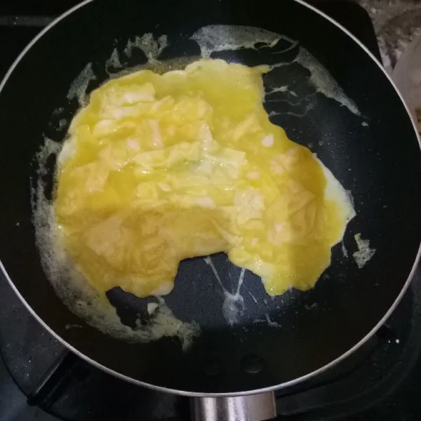 Kocok telur dengan garam dan lada. Kemudian panaskan margarin, kemudian orak-arik telurnya dan angkat.