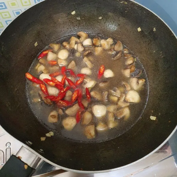 Masukkan air dan cabe, masak hingga mendidih.