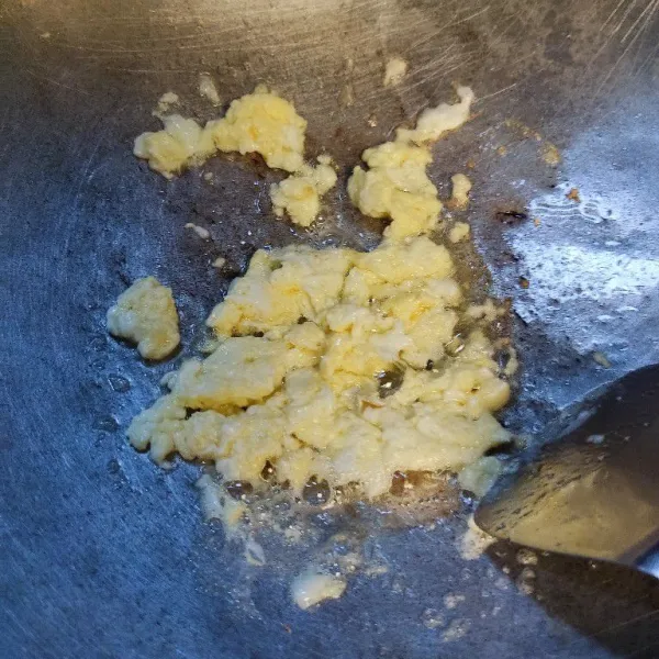 Panaskan minyak lalu buat telur orak-arik, sisihkan dulu.