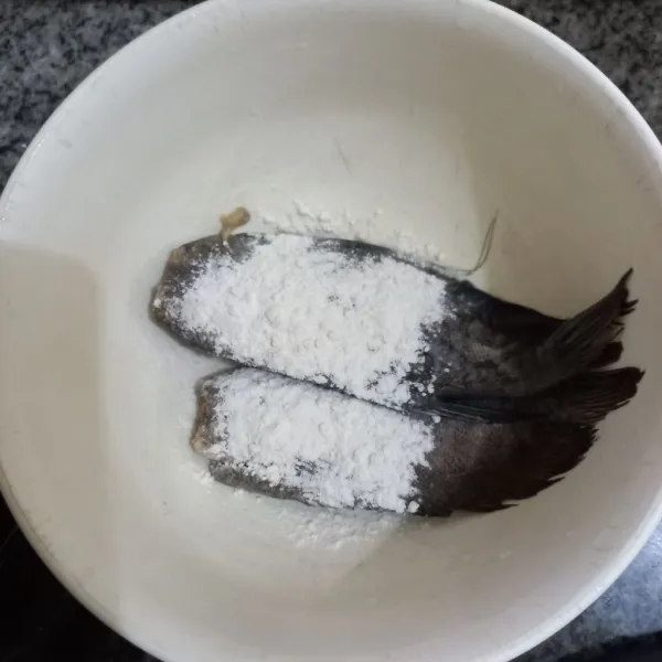 Lumuri ikan asin sepat dengan tepung terigu dan goreng hingga matang, tiriskan.