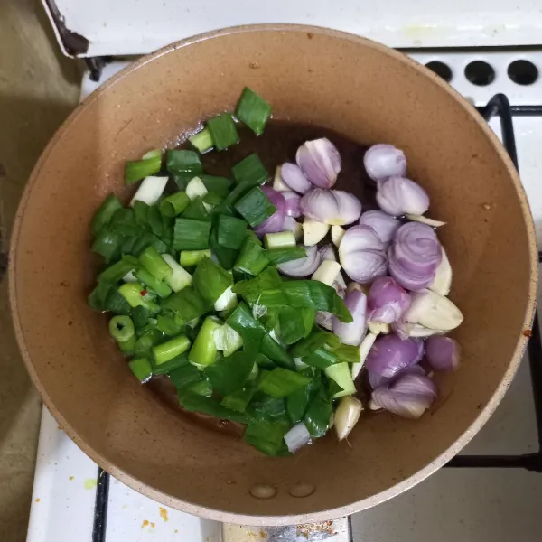 Goreng irisan bawang merah, bawang putih dan daun bawang, tiriskan.