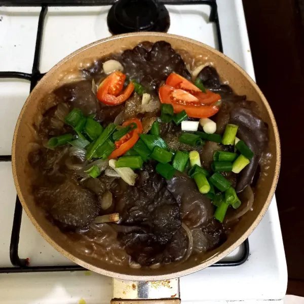 Masukkan irisan tomat merah dan daun bawang, masak hingga matang. Angkat dan sajikan.
