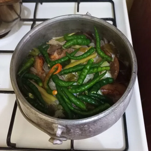 Setelah 35 menit, masukkan cabe keriting hijau, masak kembali hingga nasi liwet matang. Angkat dan sajikan.