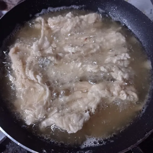 Goreng di minyak panas sampai kering keemasan, tiriskan