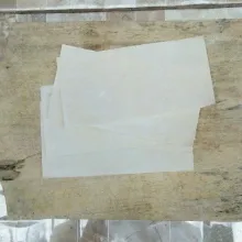 Potong kulit pangsit menjadi 2 bagian.