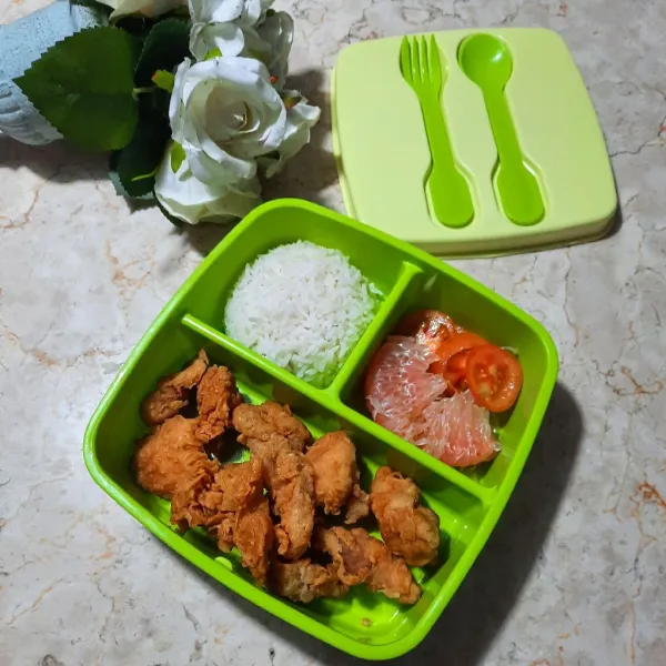 Tata chicken popcorn dan semua bahan pelengkap di kotak bekal. Lalu kotak bekal siap disajikan.