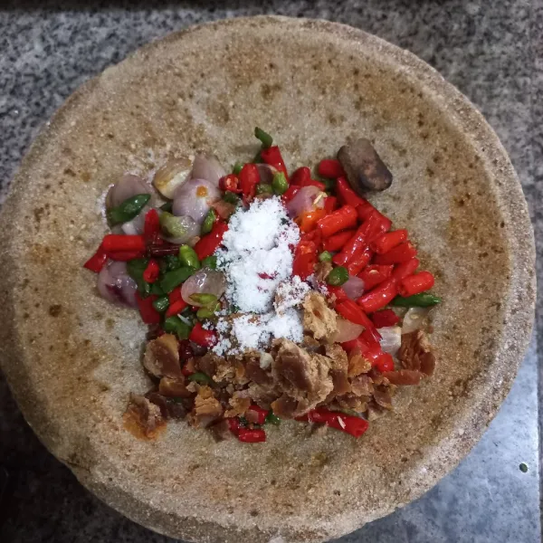Beri terasi bakar, garam dan gula merah secukupnya.