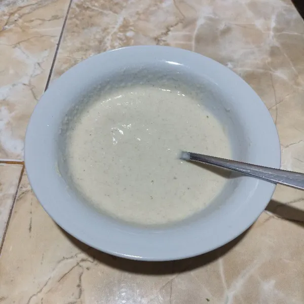 Tambahkan air, aduk hingga tercampur rata.