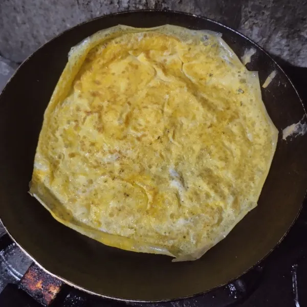 Dadar telur lalu iris tipis-tipis.