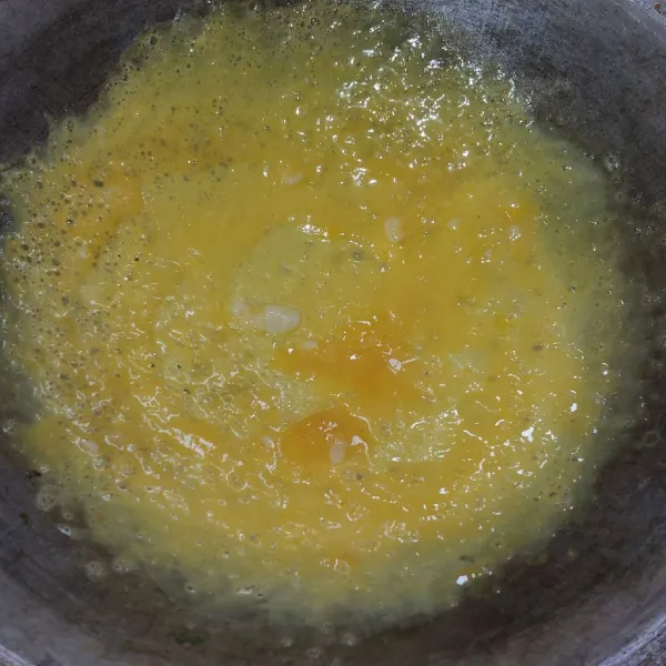 Kocok bahan telur dadar, lalu tuang melebar di wajan cekung yang sudah diolesi minyak goreng