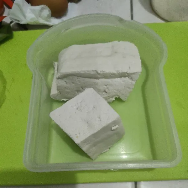 Siapkan tahu putih, cuci bersih dan tiriskan.