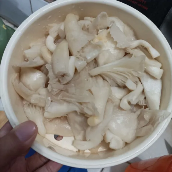 Potong-potong jamur tiram nya,kemudian cuci hingga bersih