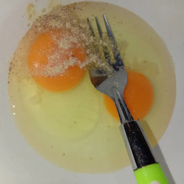 Pecahkan telur, tambahkan garam dann merica, kocok merata.